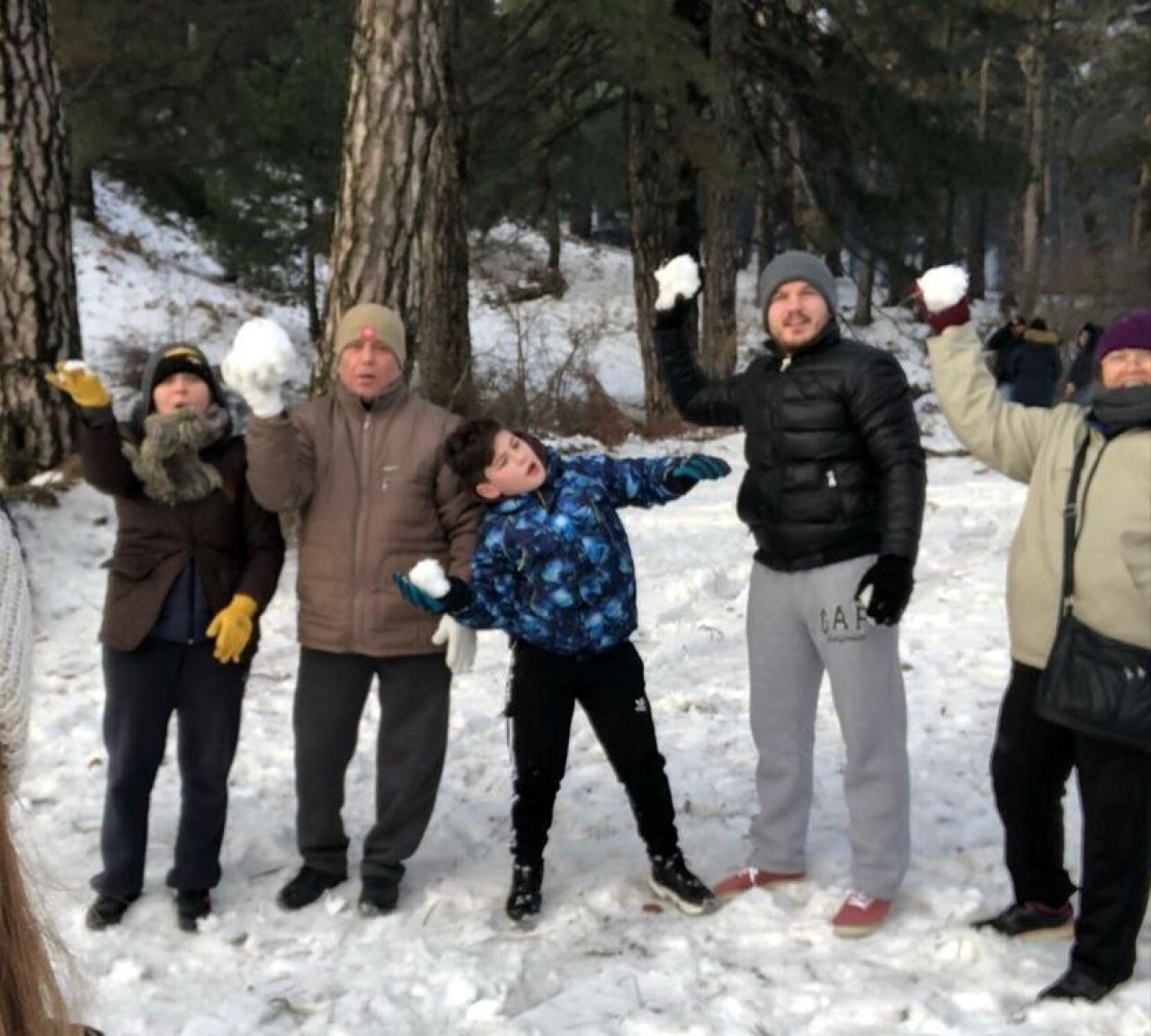 Burhaniyeliler kartopu oynamak için Kazdağı’na gitti