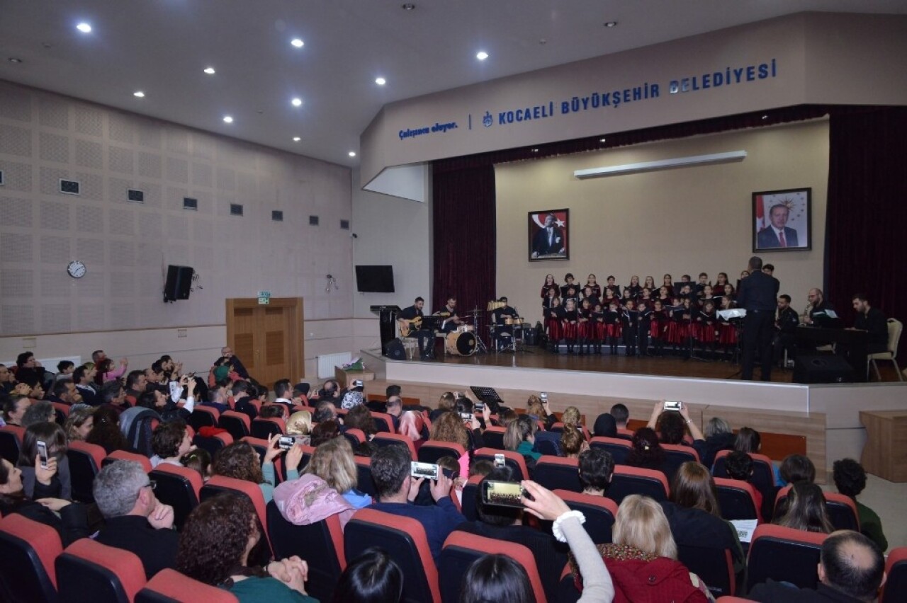 Büyükşehir Çocuk Korosu’nun konserine yoğun ilgi