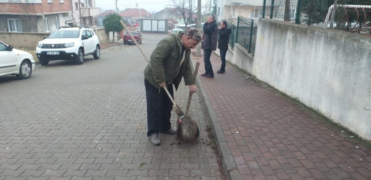 Her gün oturduğu caddeyi temizliyor