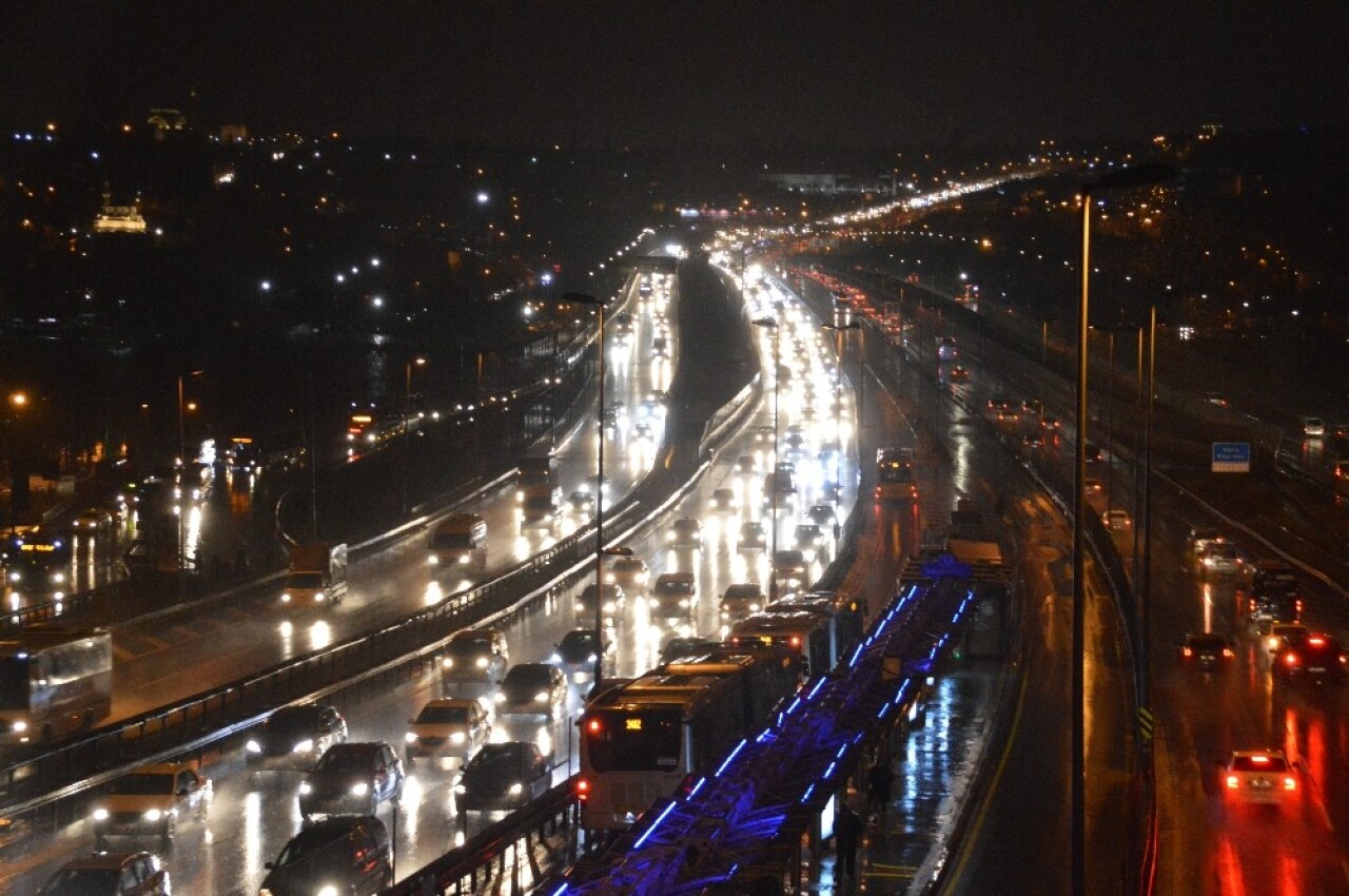 İstanbul yeni haftaya yağmur ve rüzgarla başladı