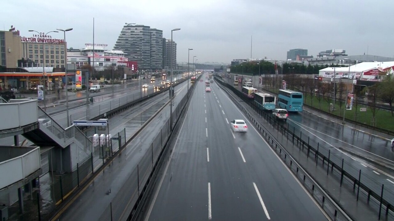 İstanbul’da yeni yılın ilk gününde yollar boş kaldı