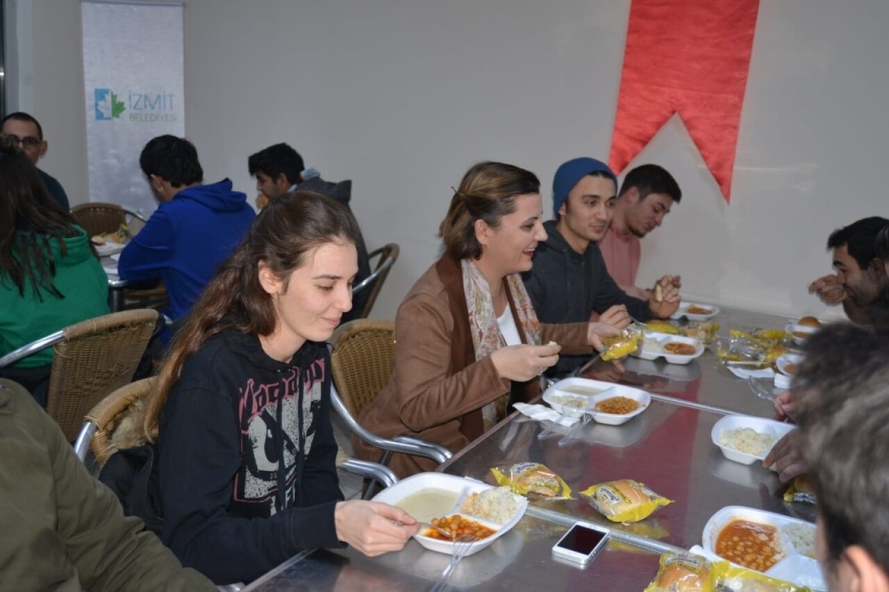 İzmit’te öğrencilere ücretsiz yemek hizmeti başladı