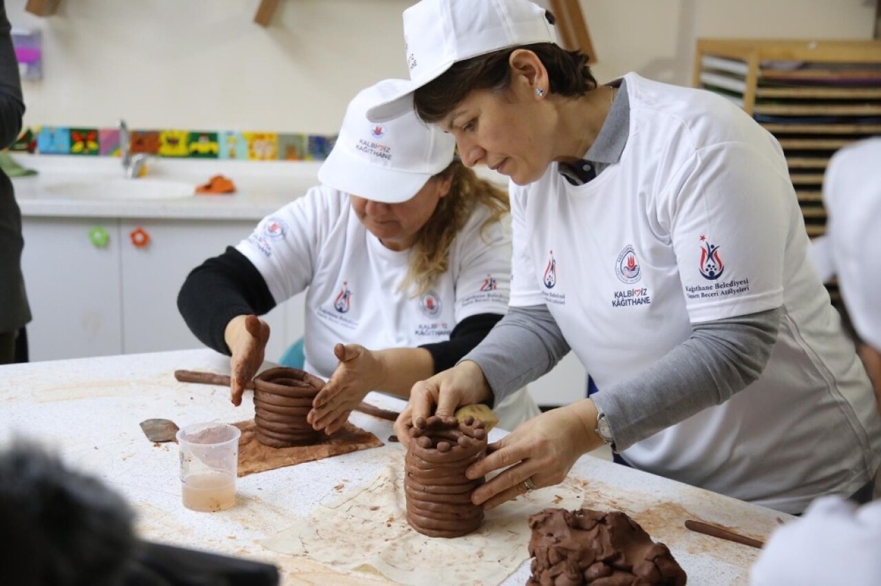 Kağıthane’de farklı kuşaklar seramik sanatıyla buluştu