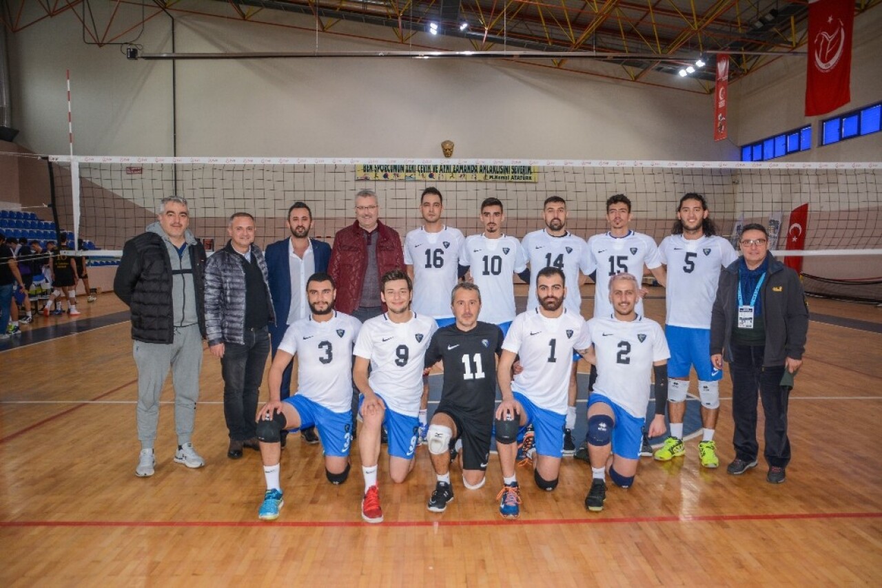 Karacabey Belediyespor Erkek Voleybol Takımı şampiyonluk yolunda iddialı