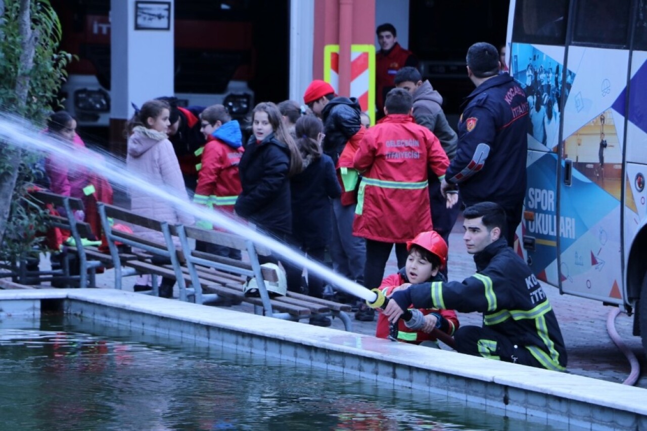 Küçük çocuklara itfaiyeci eğitimi