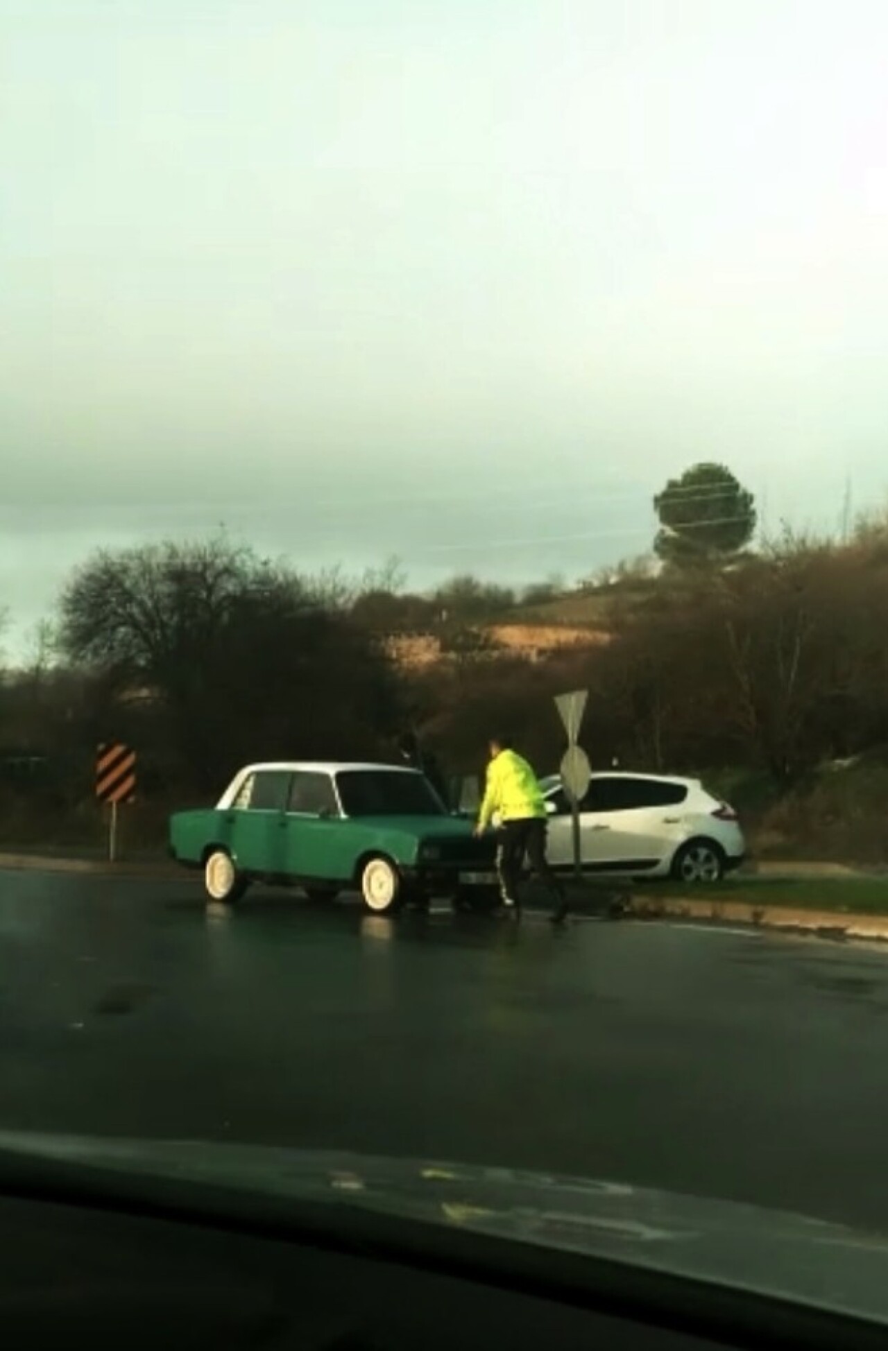 (Özel) Aracı arızalanan vatandaşın yardımına trafik polisi yetişti