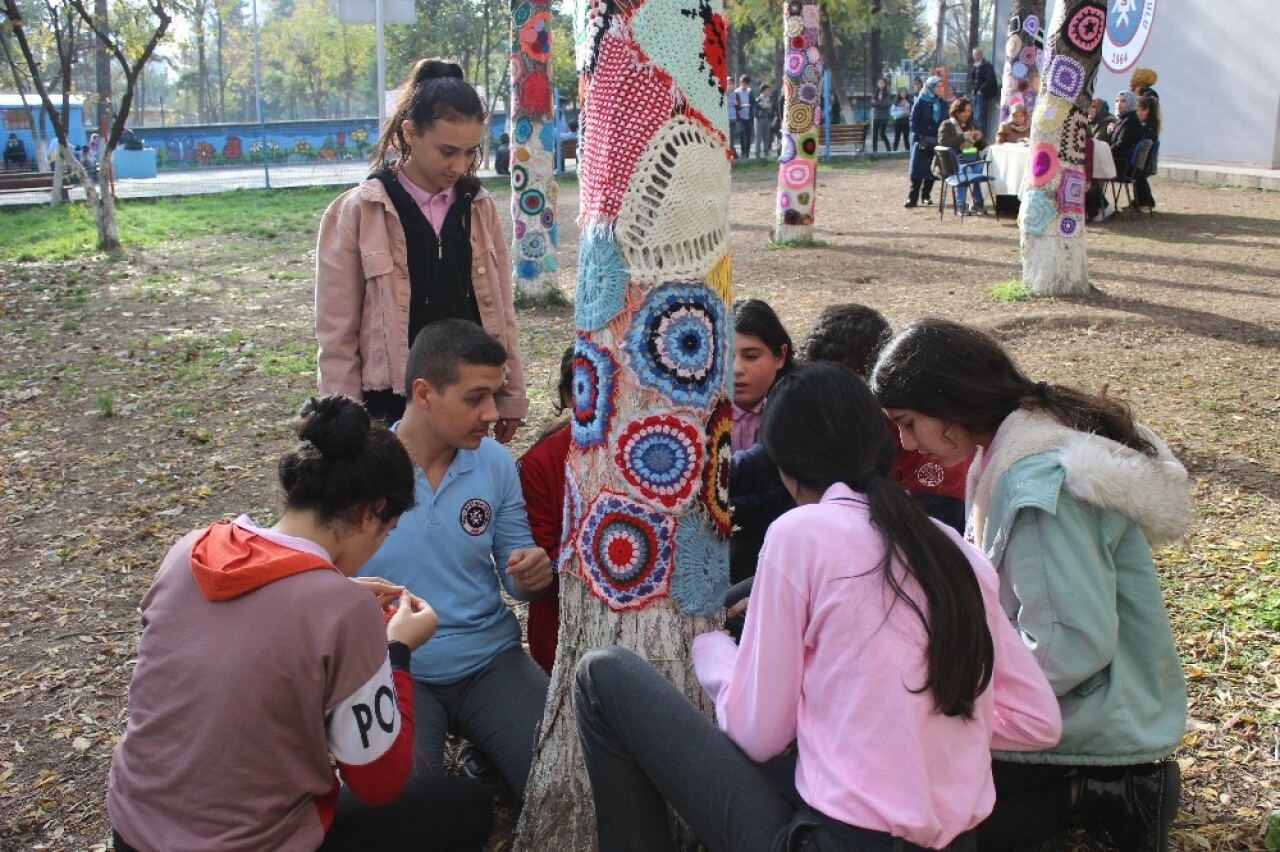 (Özel) Öğrenciler el örgüleriyle ağaçları giydirdi