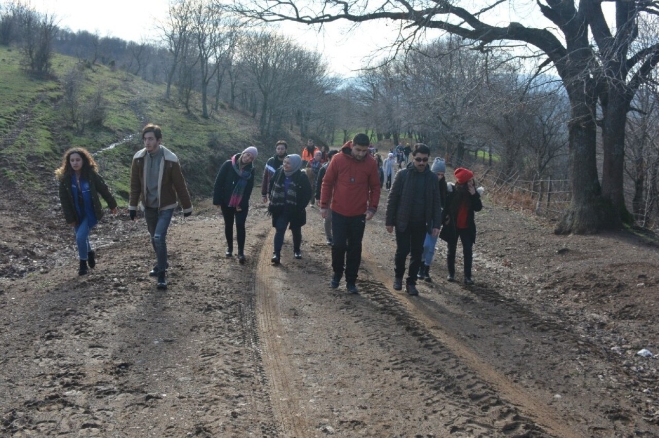 Protokol ve öğrenciler doğa yürüyüşü yaptı