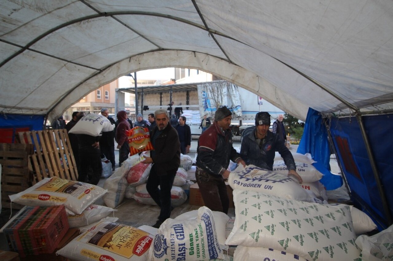 Sındırgı’dan İdlib’e yardım tırı