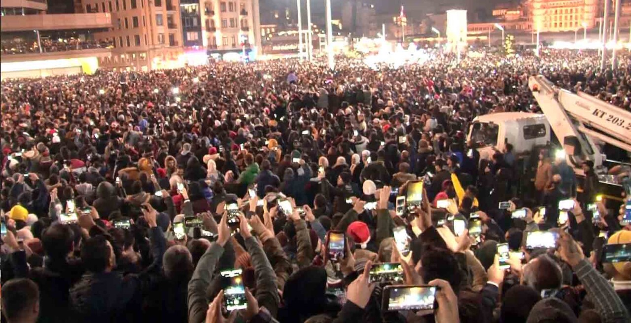 Taksim’de binlerce vatandaş yeni yılı coşkuyla karşıladı