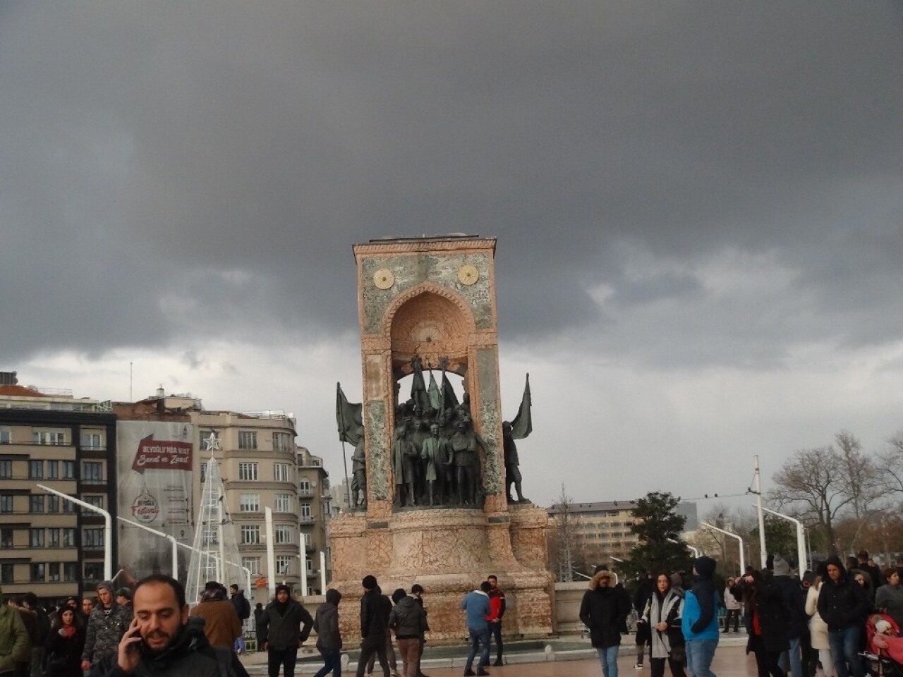 Taksim’de güneş ve dolu yağışı bir arada