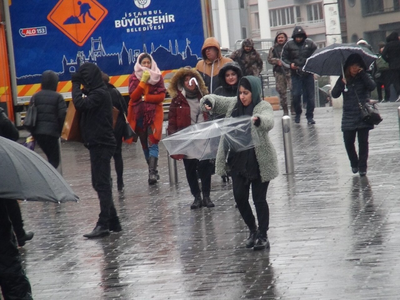 Taksim’de yağmur ve rüzgar vatandaşlara zor anlar yaşattı