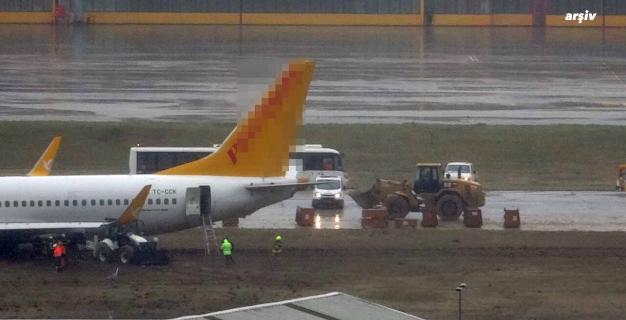 Uçak pistten çıktıktan sonra yaşananlar pilot ile kule arasındaki ses kaydına yansıdı