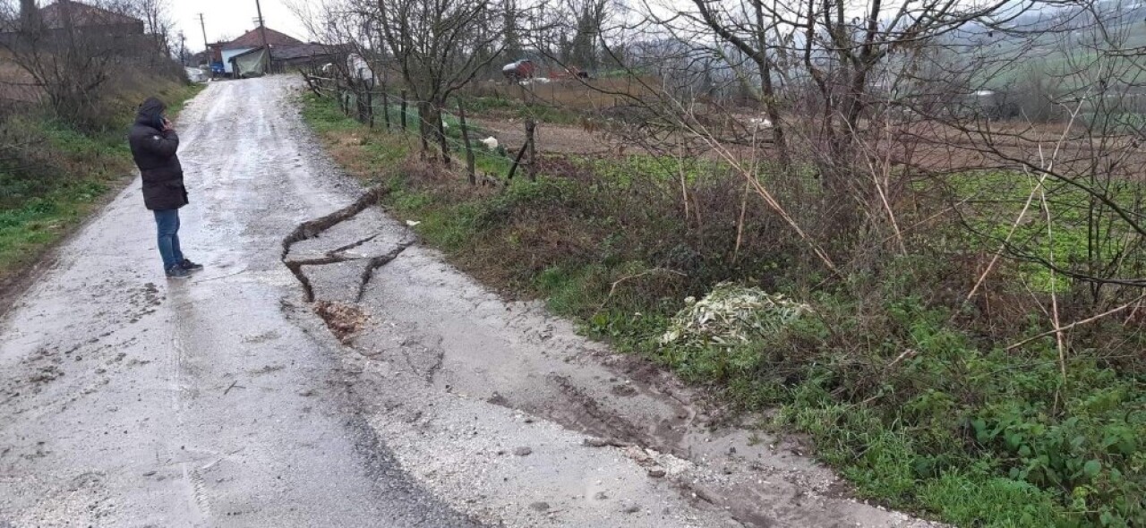 Yağış sonrası çöken yola belediye ekipleri müdahale ediyor