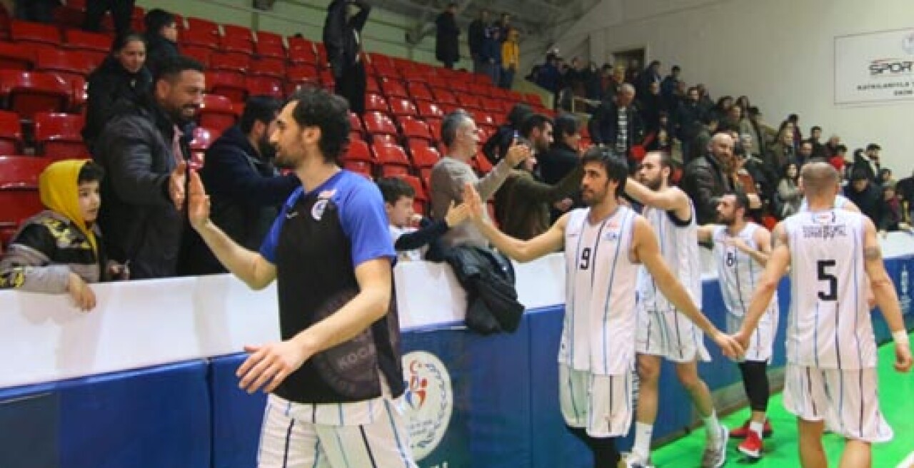 Kağıtspor basketbolda şampiyonluğa yürüyor