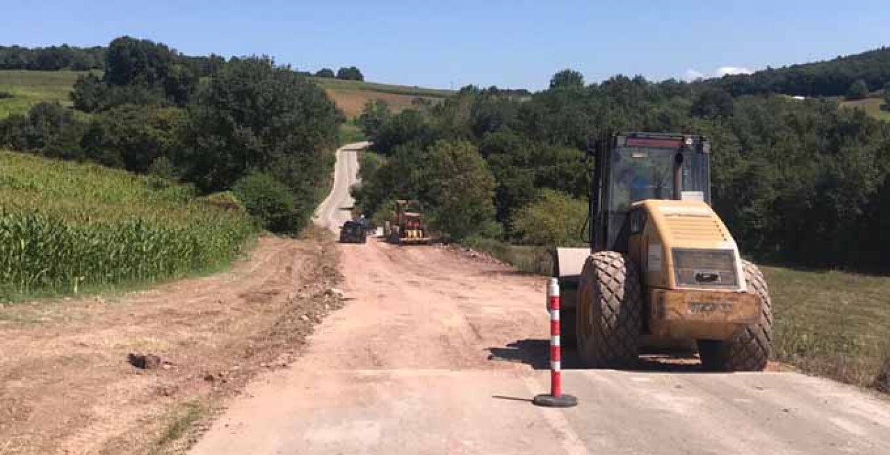 Heyelan nedeni ile bozulan yola anında müdahale