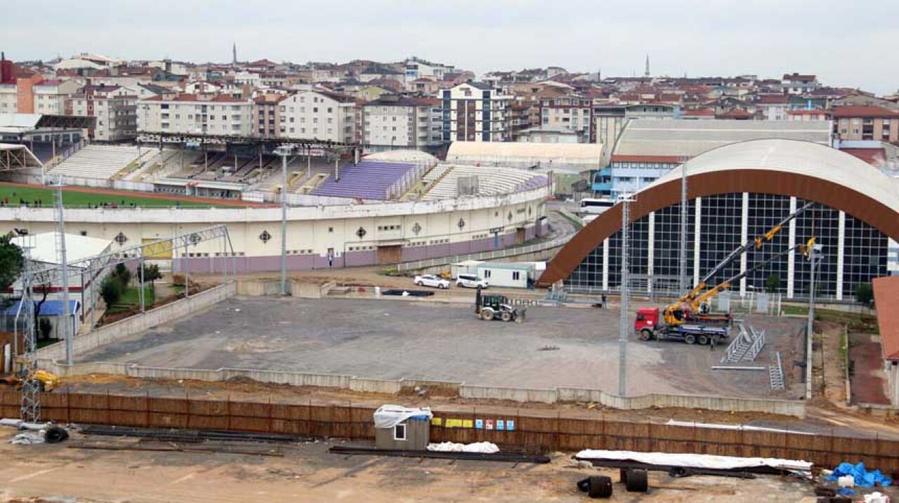 Gebze’deki yeni futbol sahasının aydınlatma direkleri dikildi