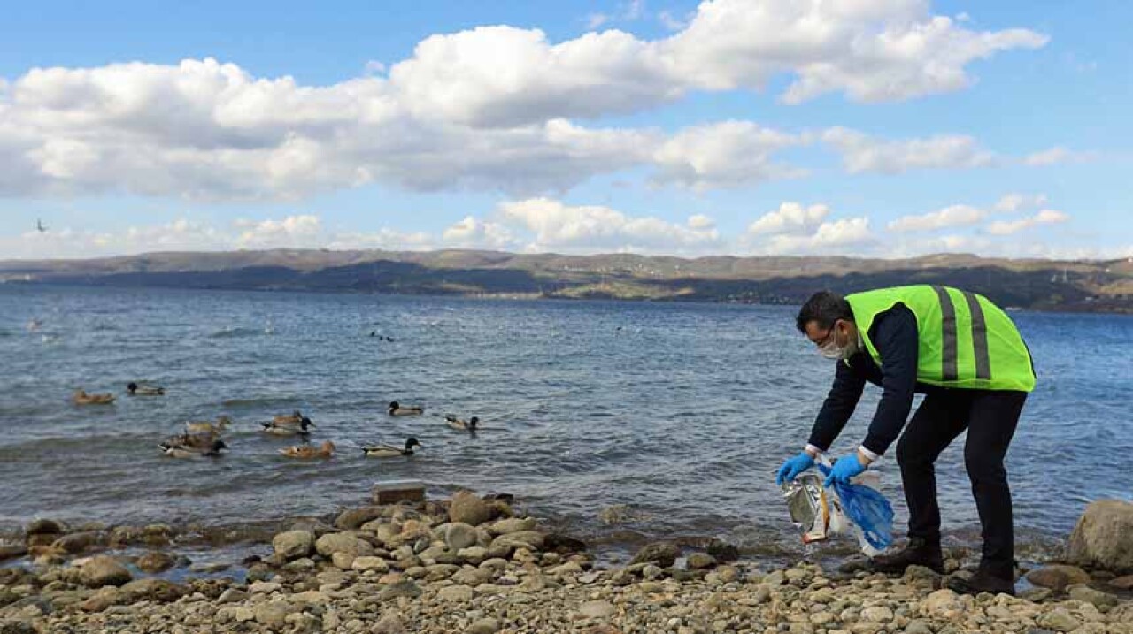 Sapanca Gölü etrafında vatandaşlar tarafından bırakılan çöpler temizlendi