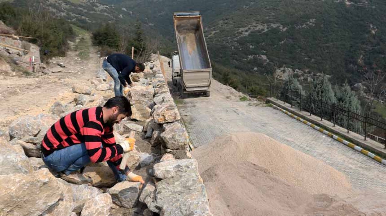 Dilovası’nın mezarlıkları elden geçiriliyor