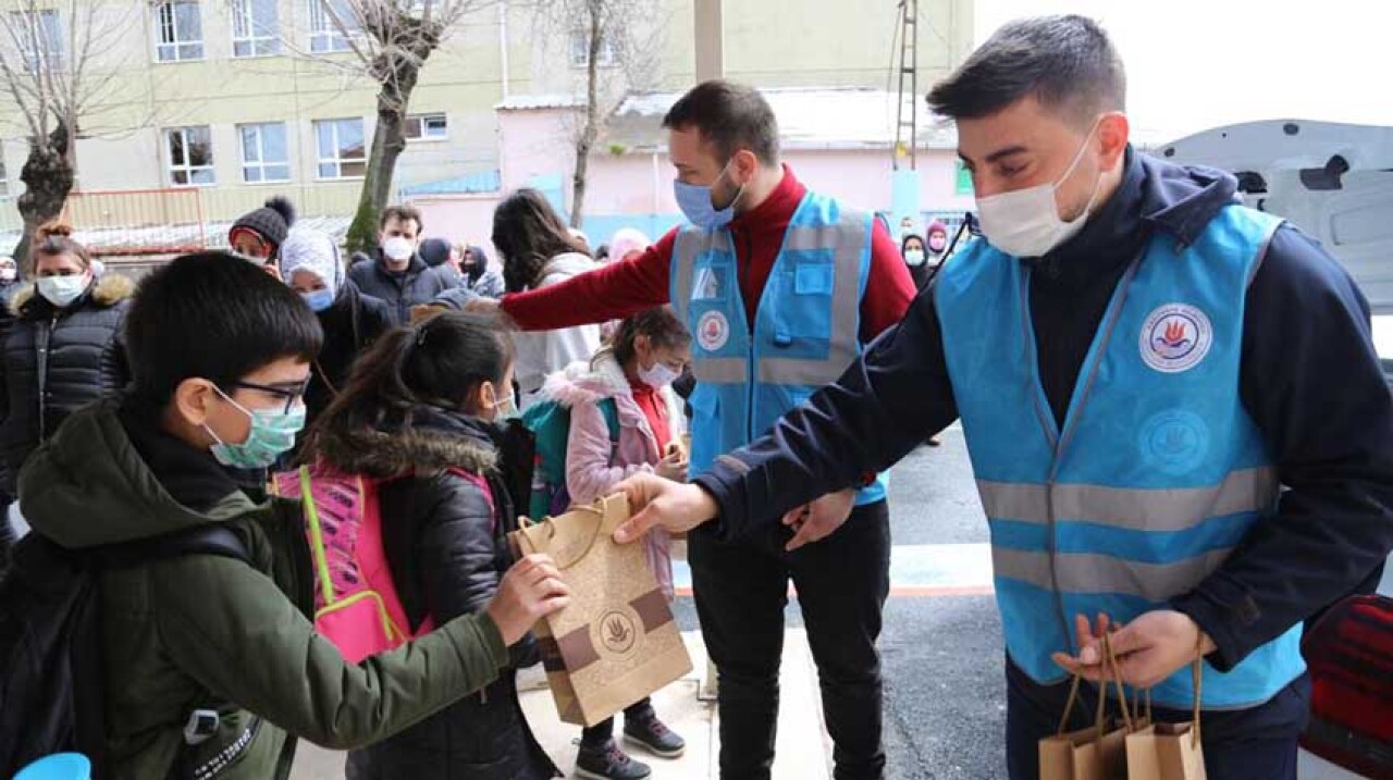 Kağıthane Belediyesi’nden 7'den 70'e Herkese Maske Ve Kolonya