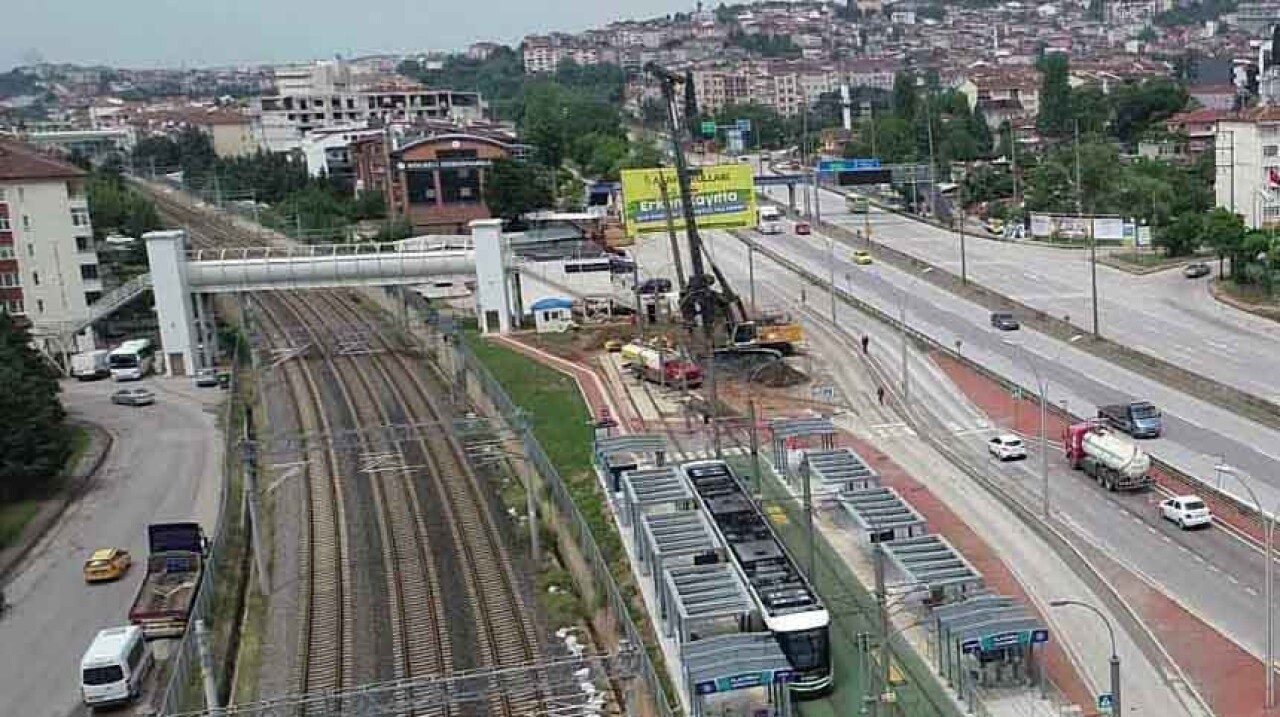 Tramvay yaya köprüsü temel kazıkları çakılmaya başlandı