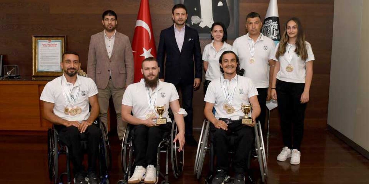 Başkan Akpolat Engelsiz Sanat Topluluğu Sporcuları İle Bir Araya Geldi