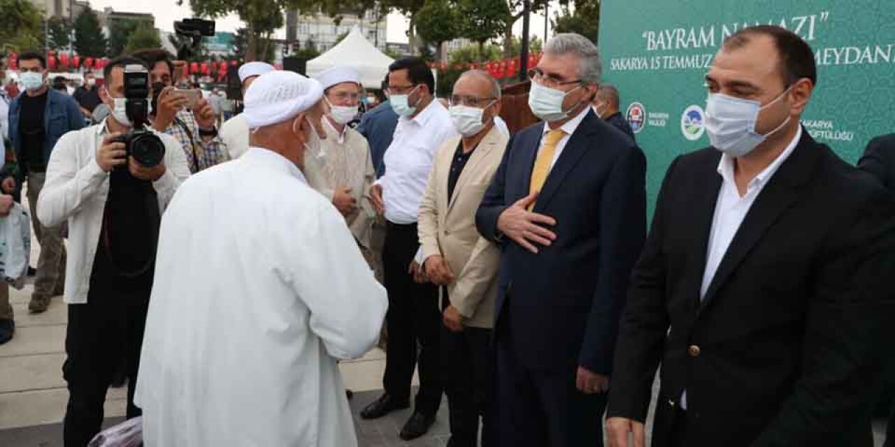 Sakaryalılar Demokrasi Meydanı’nda bayramlaştı