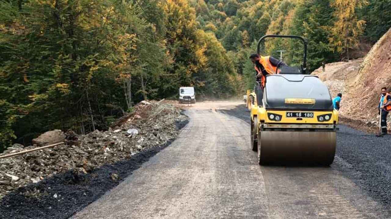 Heyelanla bozulan yol sağlamlaştırılarak asfaltlandı