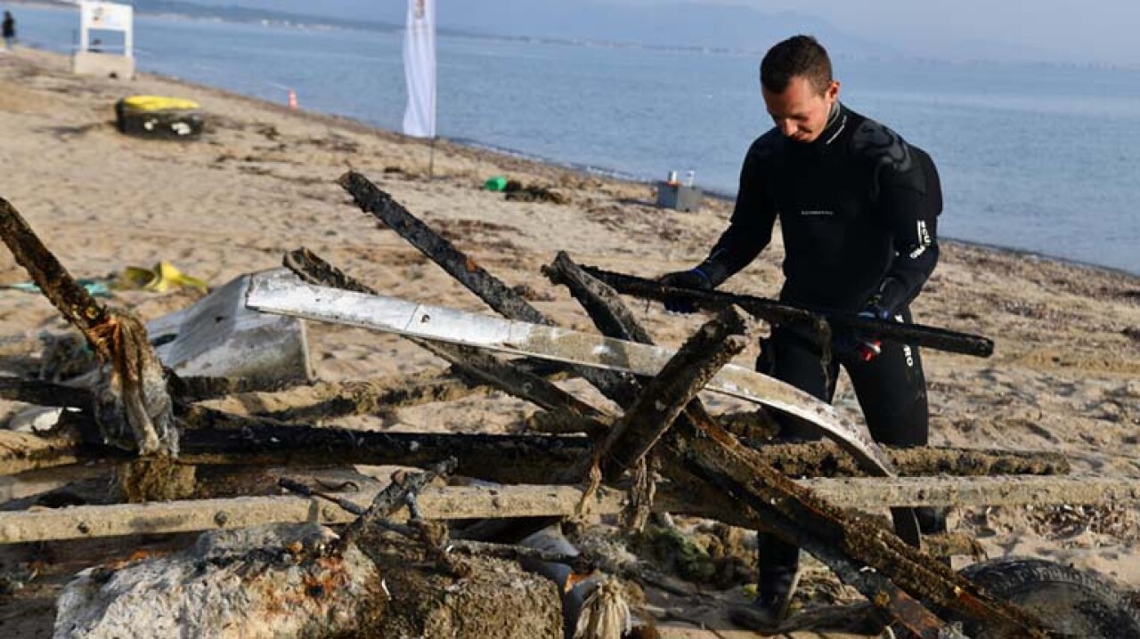 Balıkesir'de denizden 10 ton demir parçası ile beton bariyer çıkarıldı