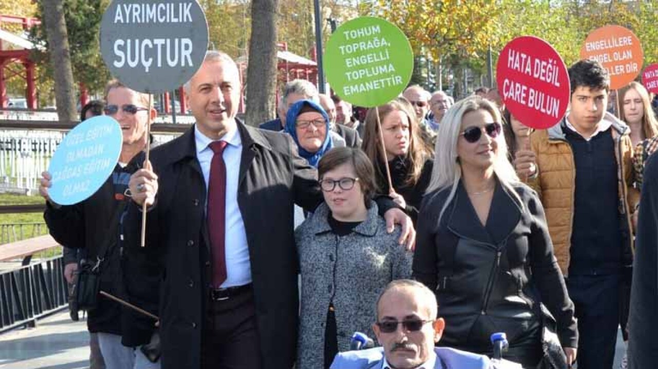 'Sadece 3 Aralık’ta değil her zaman farkındayız, yanınızdayız ve bir telefon kadar yakınız'