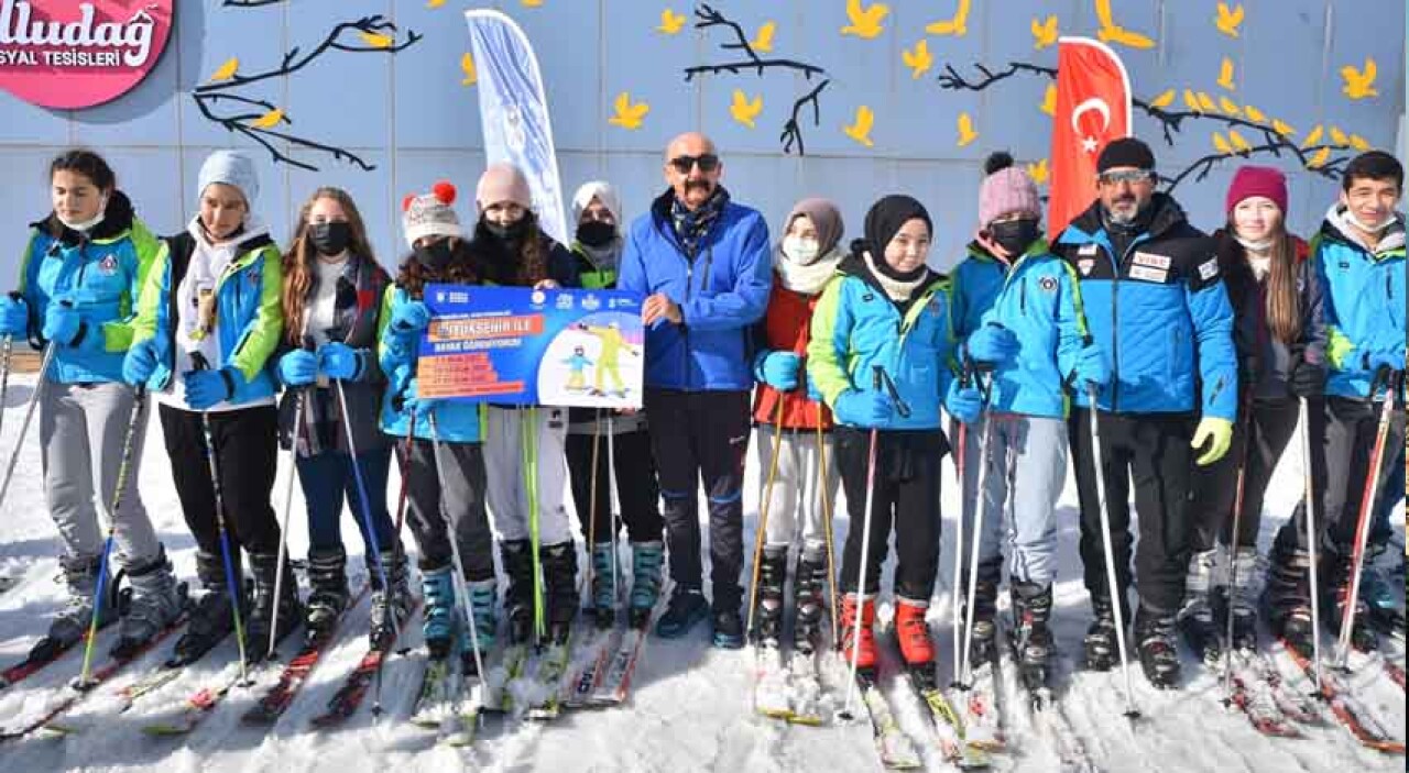 Uludağ’a hiç çıkmamış 700 öğrenci kayak sporu ile buluşuyor