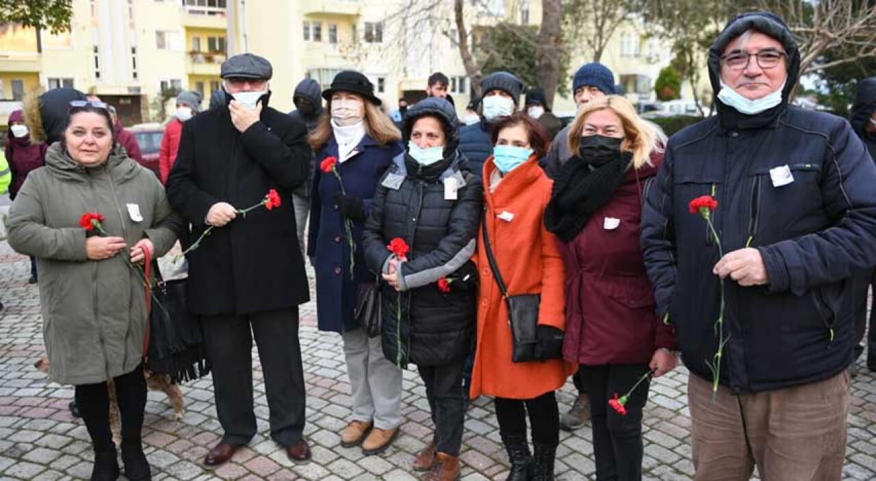 Uğur Mumcu Çanakkale'de Karanfillerle Anıldı