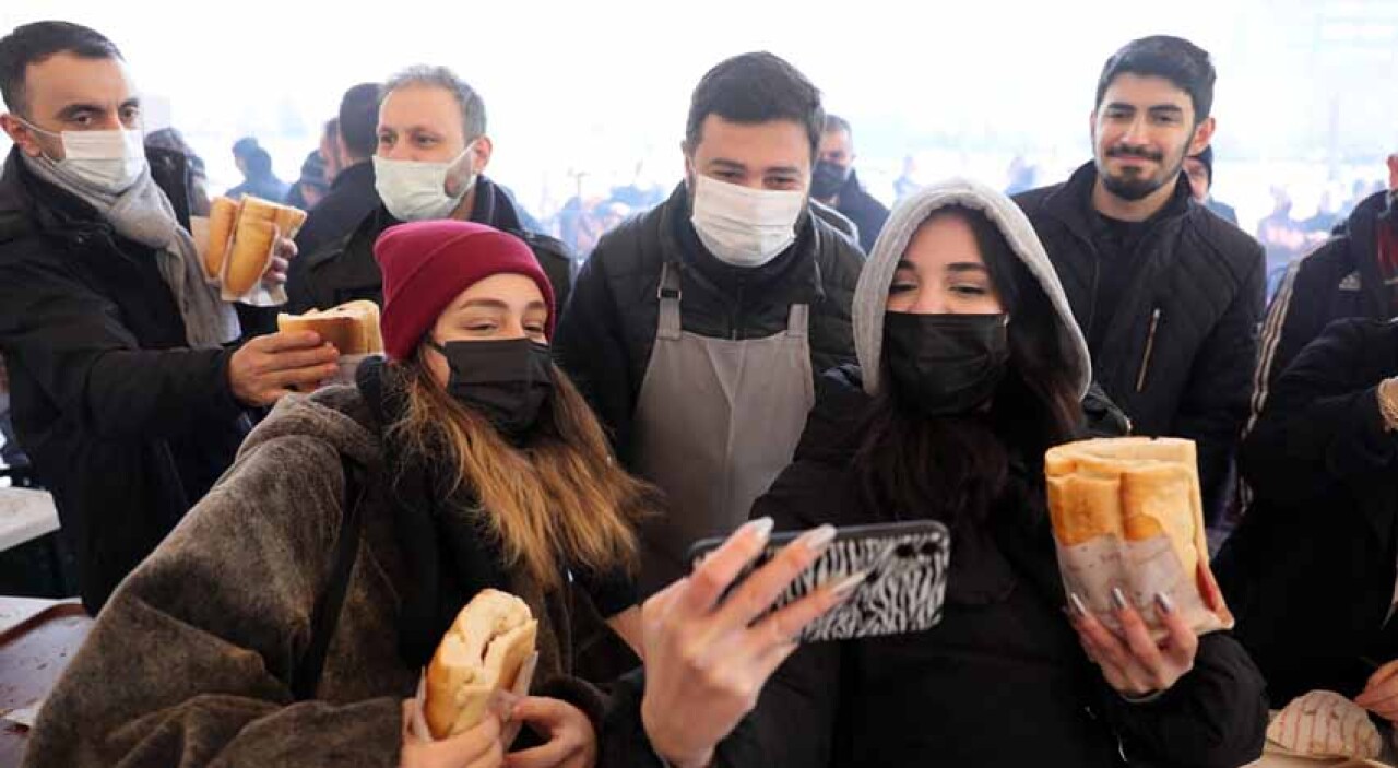 Kağıthane'de 10 Bin Kişi Karda Sucuk Ekmek Keyfi Yaptı