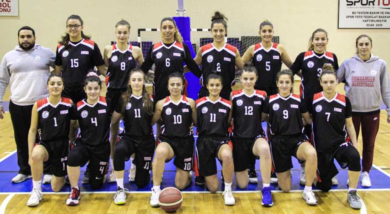 Burhaniye Belediyespor Kadın Basketbol takımı final için sahada