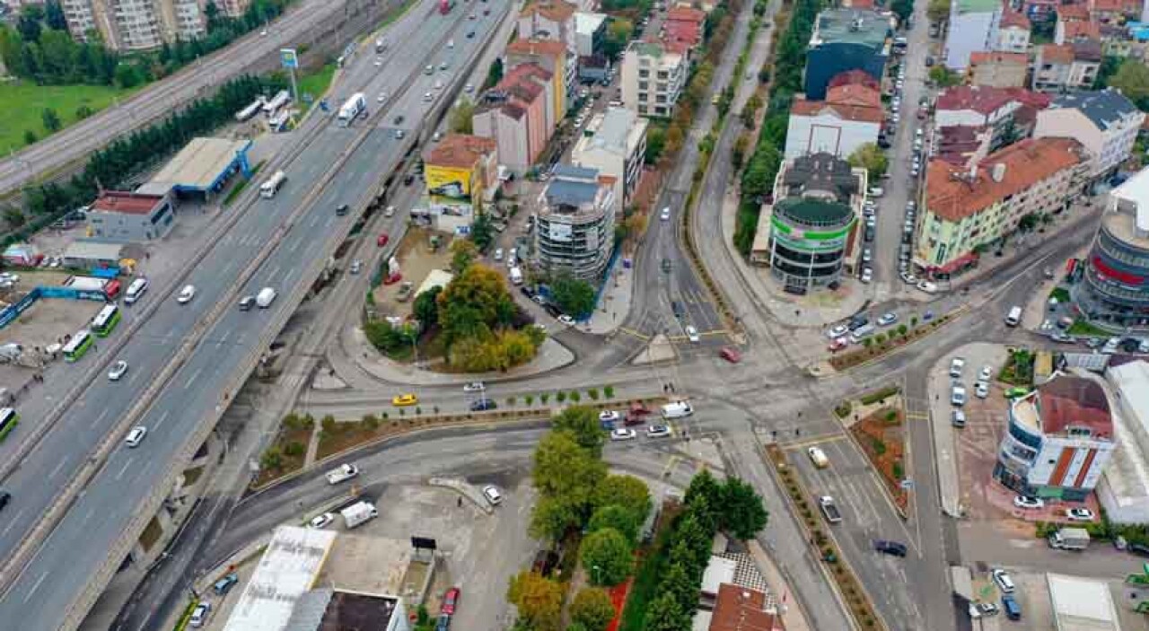 İzmit Demokrasi Bulvarında refüj yenilenmesi ve aydınlatma çalışmaları başladı