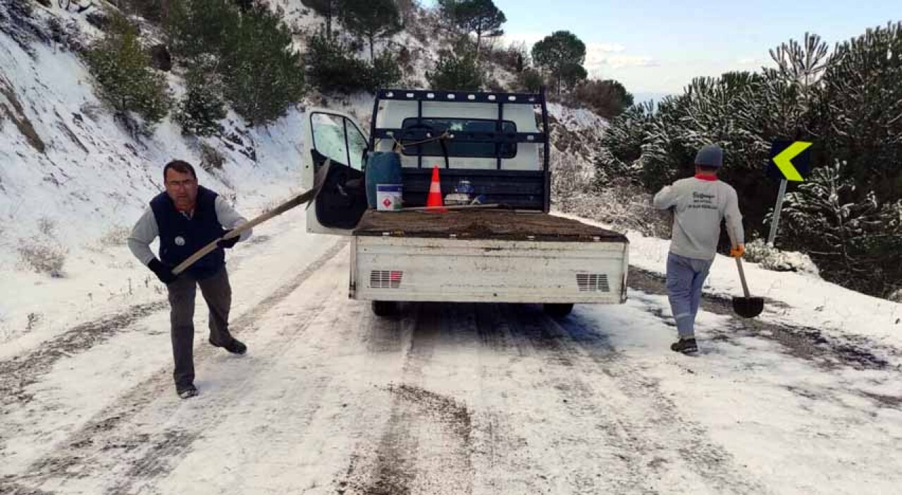 Kar Kaplı Kırsal Yollar Açılıyor