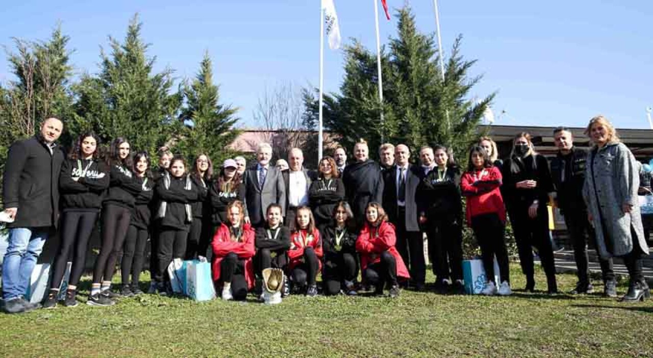 Softbol Takımı kupa sevincini Başkan Erdem ile paylaştı