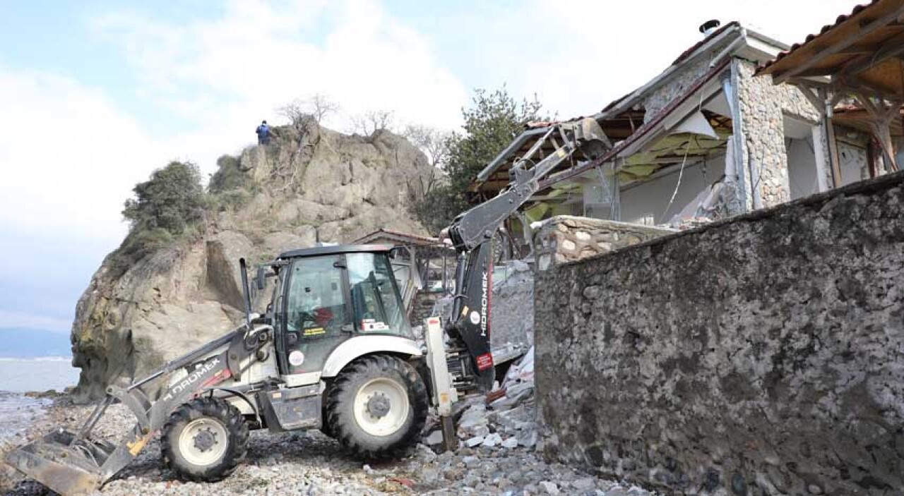 Kıyı kenar kanununa aykırı yapı yıkıldı