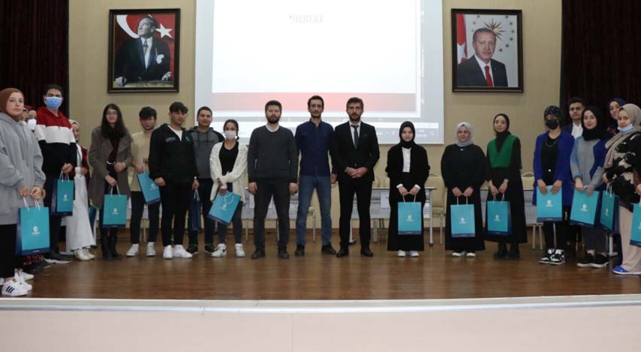 Kocaeli'nde gençler bilgileriyle yarıştı