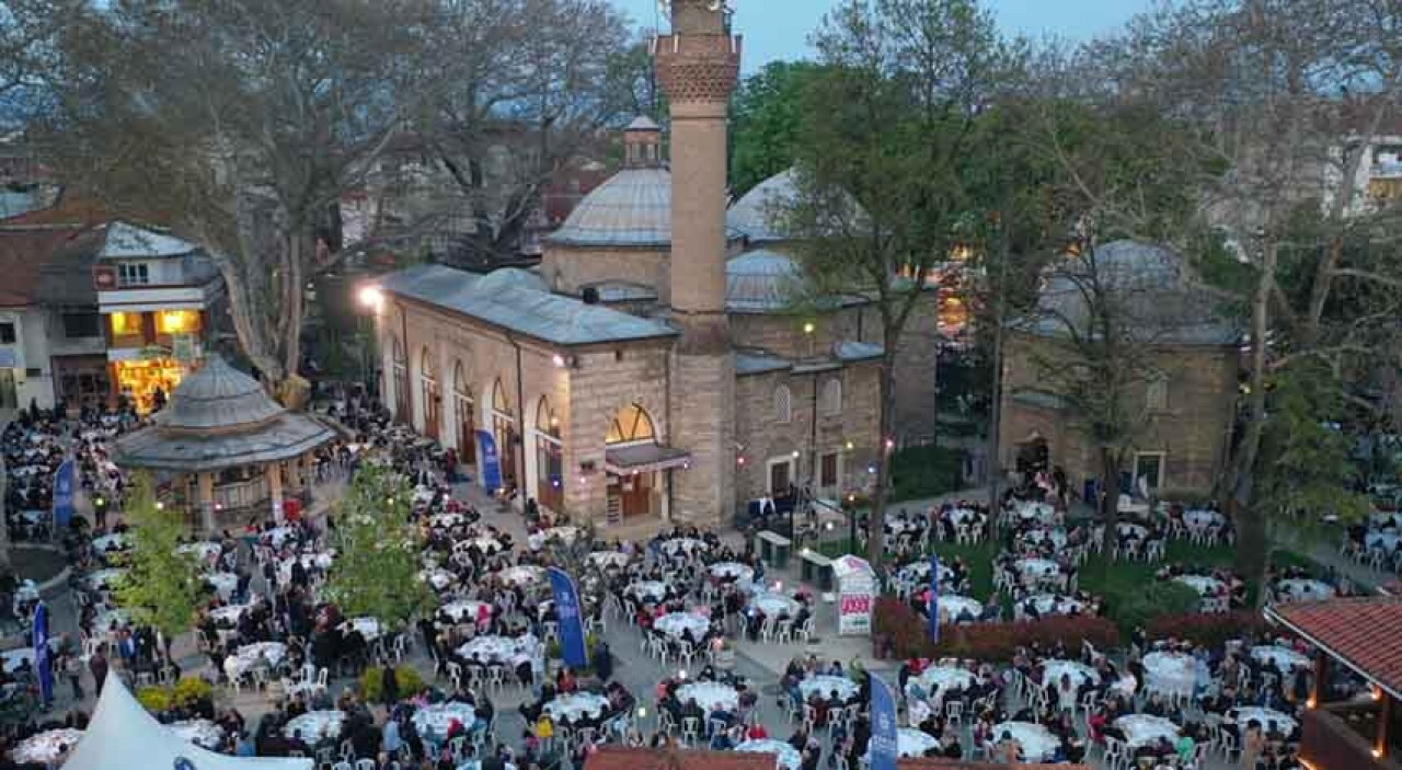 İnegöl'de tarihi meydan, iftar sofraları ile donatıldı