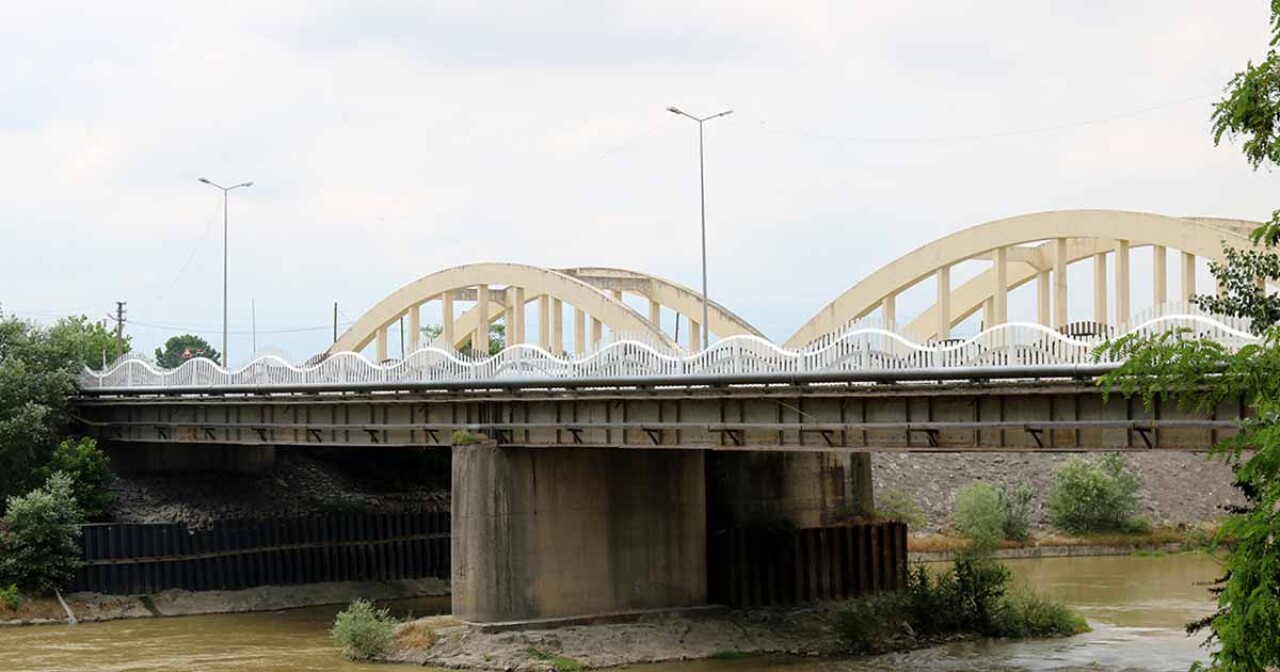 Tarihi Sakarya Köprüsü dekoratif bir yapıya kavuşuyor