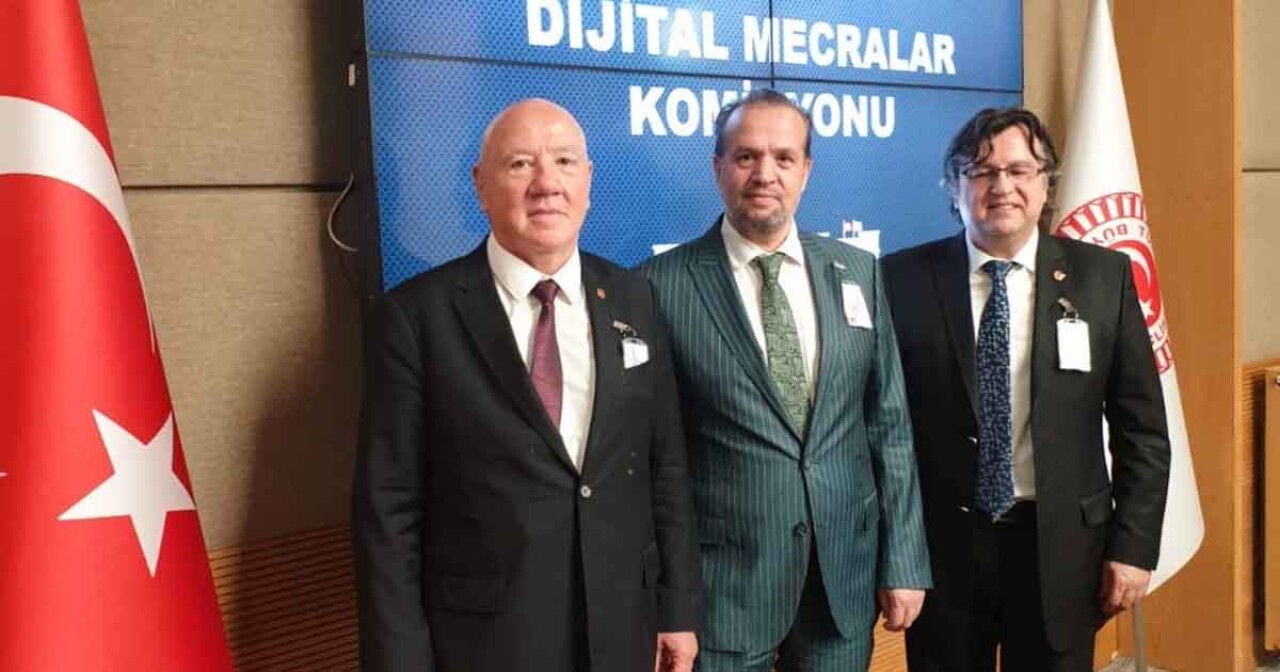 'İnternet Medyası, Yazılı Basına Zarar Vermeden Desteklenmeli'