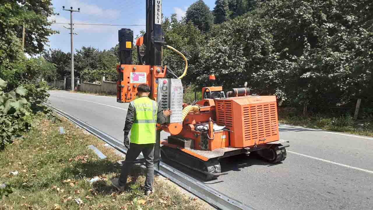 Sakarya'da yol kenarlarına çelik oto korkuluk yapımına başlandı