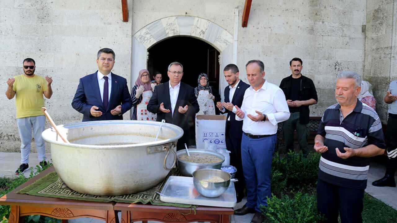 Sultan II. Bayezid Külliyesi’nde kazanlar kaynamaya devam ediyor