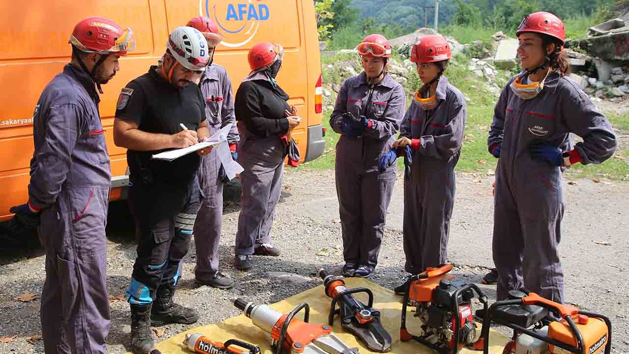 Sakarya Barosu üyesi avukatlardan afet müdahale ekibi oluşturuldu