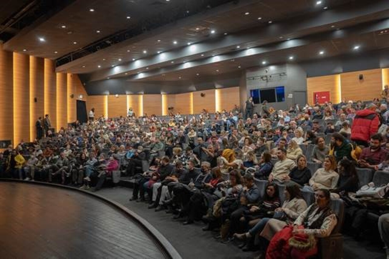 Büyükşehir tiyatrosu, İzmir’e ‘misafir’ oldu