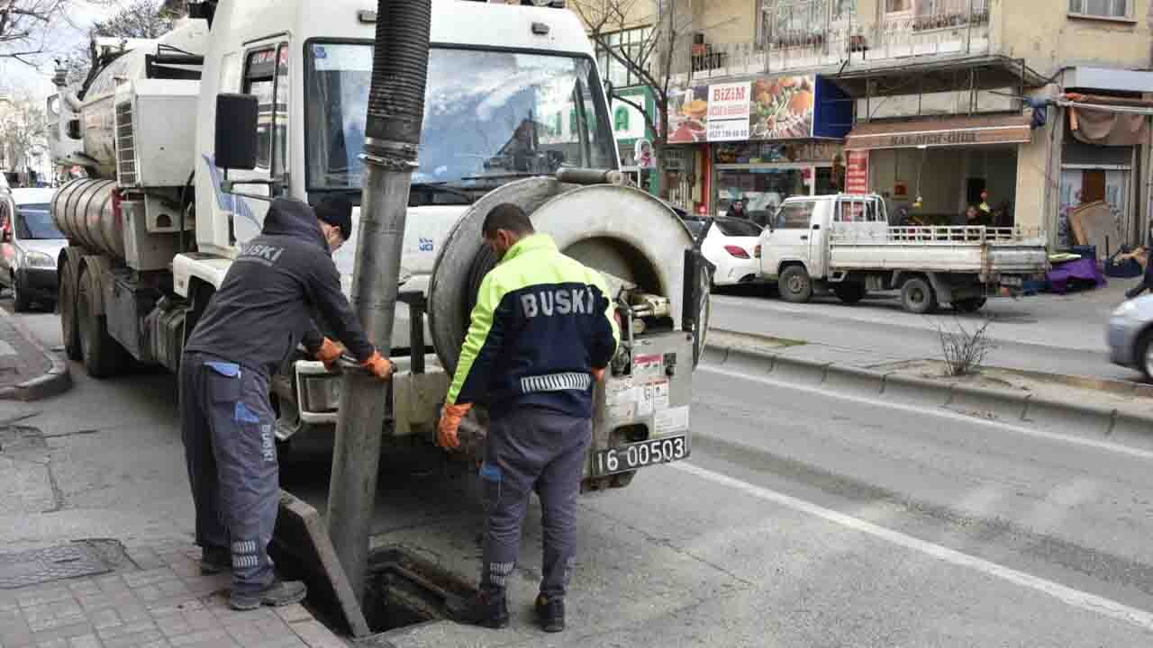 BUSKİ periyodik olarak gerçekleştirdiği mazgal ve ızgara temizliklerine devam ediyor