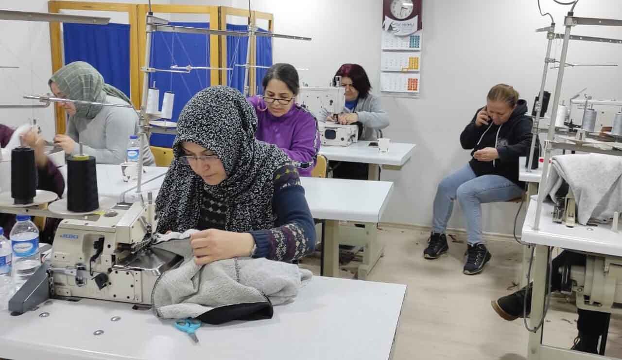 Bursa HEM'lerde depremzedeler için uyku tulumu üretiliyor