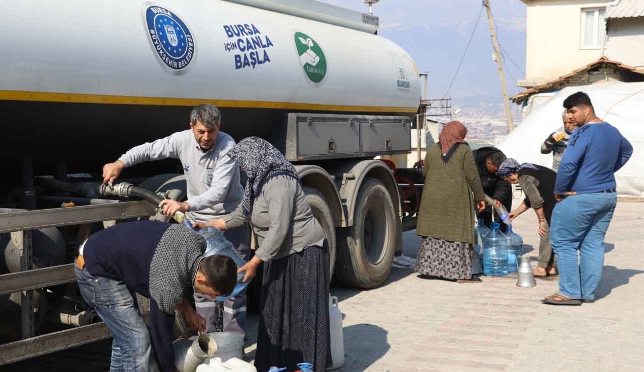 Su tankerleri depremzedeler için sahada