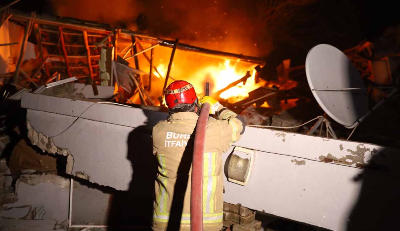 Hatay'da enkazda çıkan yangını Bursa itfaiyesi söndürdü